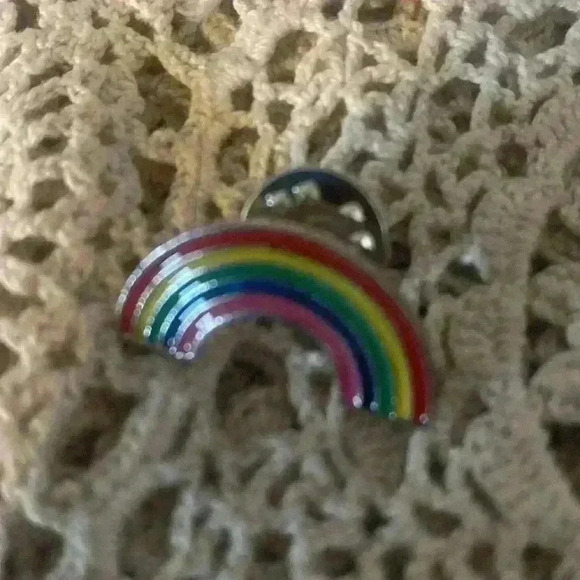 PRIDE 🌈 lot of 2 enamel pins & 1 lava bead bracelet - Picture 4 of 4